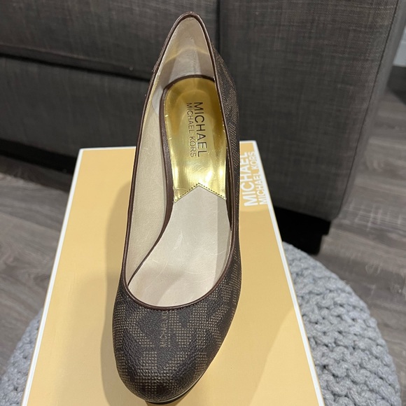 Michael Kors - Picture 2 of 4